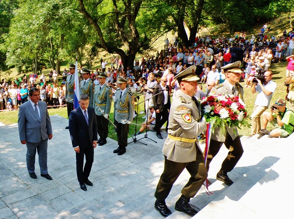 02_na_stretnuti_nechybal_ani_bystrican_predseda_nr_sr_peter_pellegrini._s_poslancom_jaroslavom_demianom_ako_prvi_polozili_veniec_k_pomniku_obetiam_represali.jpg