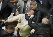 16_Boj o demokraciu v ukajinskom parlamente_SITA_AP Photo_Efrem Lukatsky-m.jpg