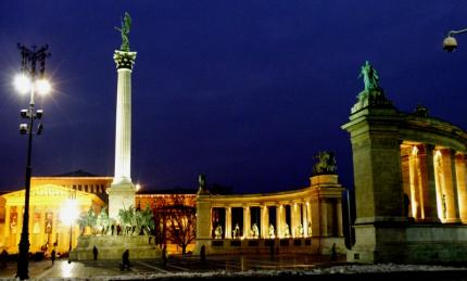 Budapešť Pomník milénia stráži archanjel Gabriel na korintskom stĺpe10.jpg