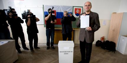 Predseda NR SR a strany SaS Richard Sulik sa zucastnil na hlasovani v Referende 2010.jpg