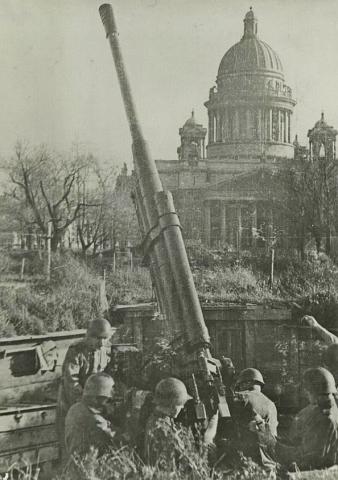 2._sovietski_delostrelci_na_namesti_pre_izakyjevskym_chramom._foto_muzeum_blokady_leningradu.jpg