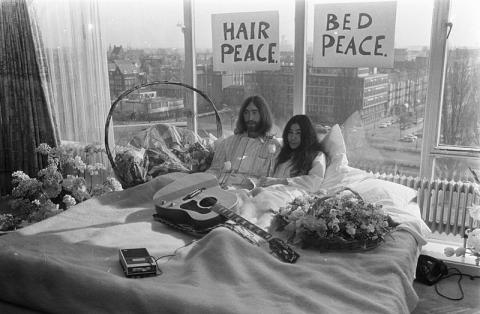 9_-bed-in_for_peace_amsterdam_1969_-_john_lennon_yoko_ono_17.jpg