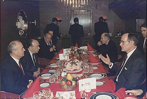 bush_and_gorbachev_at_the_malta_summit_in_1989.jpg