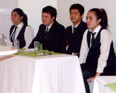 cile_pinguinos_equipo_de_debates_kick-ass_colegio_de_la_preciosa_sangre_2012_commons.wikimedia.org_2022-3-20.jpg