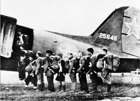 povstalci_nastupuju_do_sovietskeho_lietadla_1944.jpg